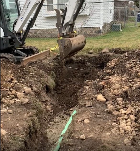 325 digging a trench for a pipeline #screammovie #construction